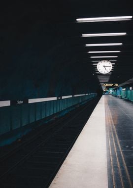 clock station train