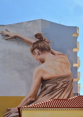 Lady on a facade 02