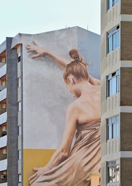 Lady on a facade 03