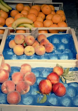 Market fruit boxes selling