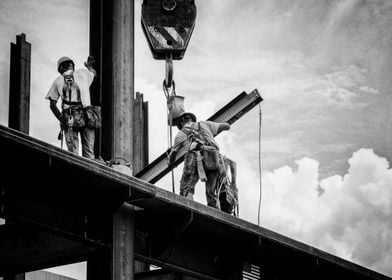Building the Urban landscape, steelworkers on high buil ... 