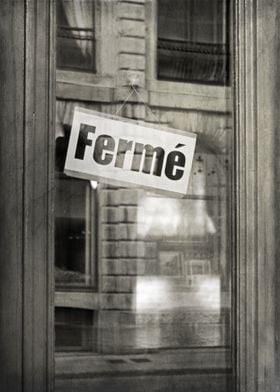 Black and White French Closed Sign