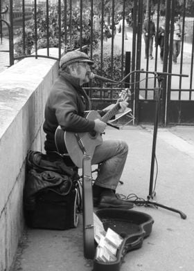 A street musician in Paris singing &#34;La Vie En Rose& ... 