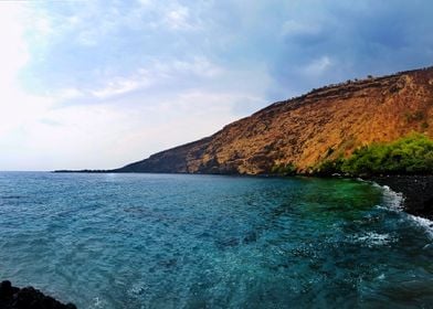 Kealakekua Bay (or Rainbow Beach) is the site of the fi ... 