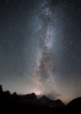 Milkyway stretches above the skies of Moraine Lake. 