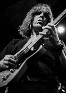 Mike Stern playing guitar