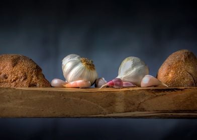 Garlic cloves and bread 