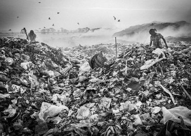 Labor at dump site Asia