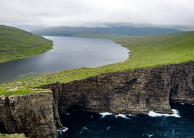 The lake above the sea