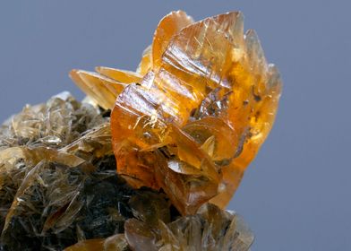 wulfenite mineral stone