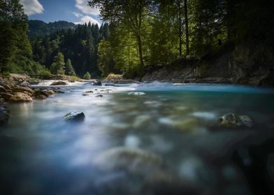 Bergfluss in den Alpen