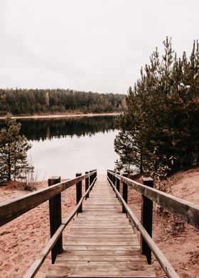 Walkway to the dam 