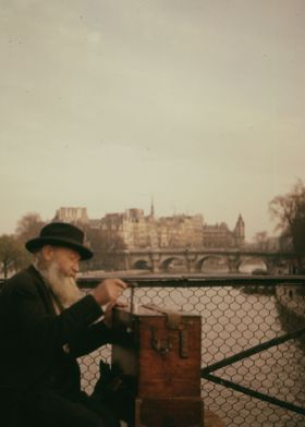 Old man + Seine + Paris