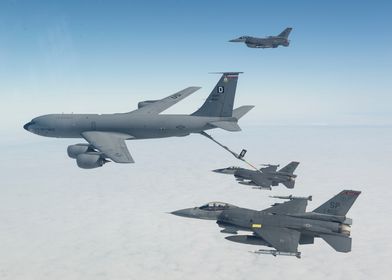 F16 Falcons refueling