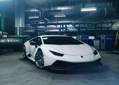 white lamborghini huracan 