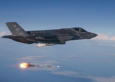 F35 firing missiles