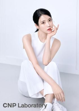 iu beauty pose