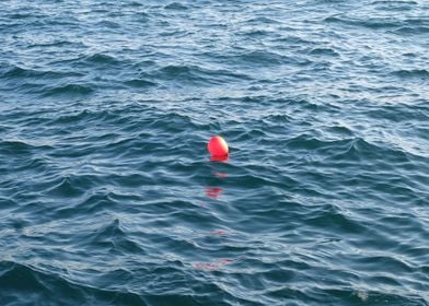 RED BALLOON ON THE SEA