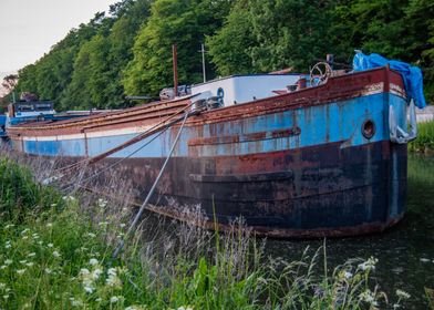 A boat rusted by time