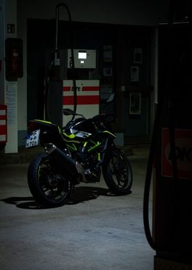Kawasaki Z125 night