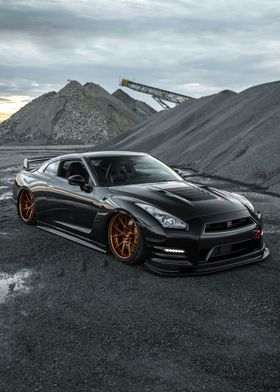 Black Nissan GTR in Quarry