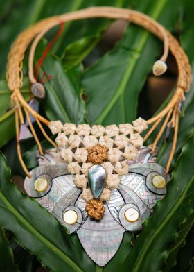 Tahitian woman necklace