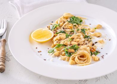 Lemon pasta with almonds