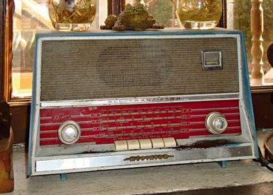 Old transistor radio 