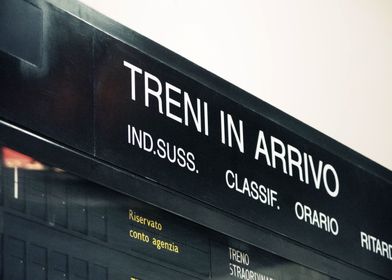 Train station board treni 