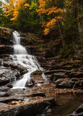 Shelving rock falls at fal