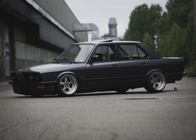 Black BMW E28