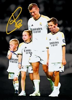 Toni Kroos with Kids