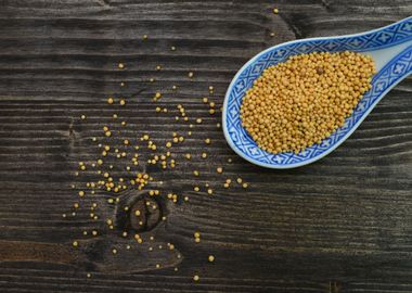 mustard seeds spoon