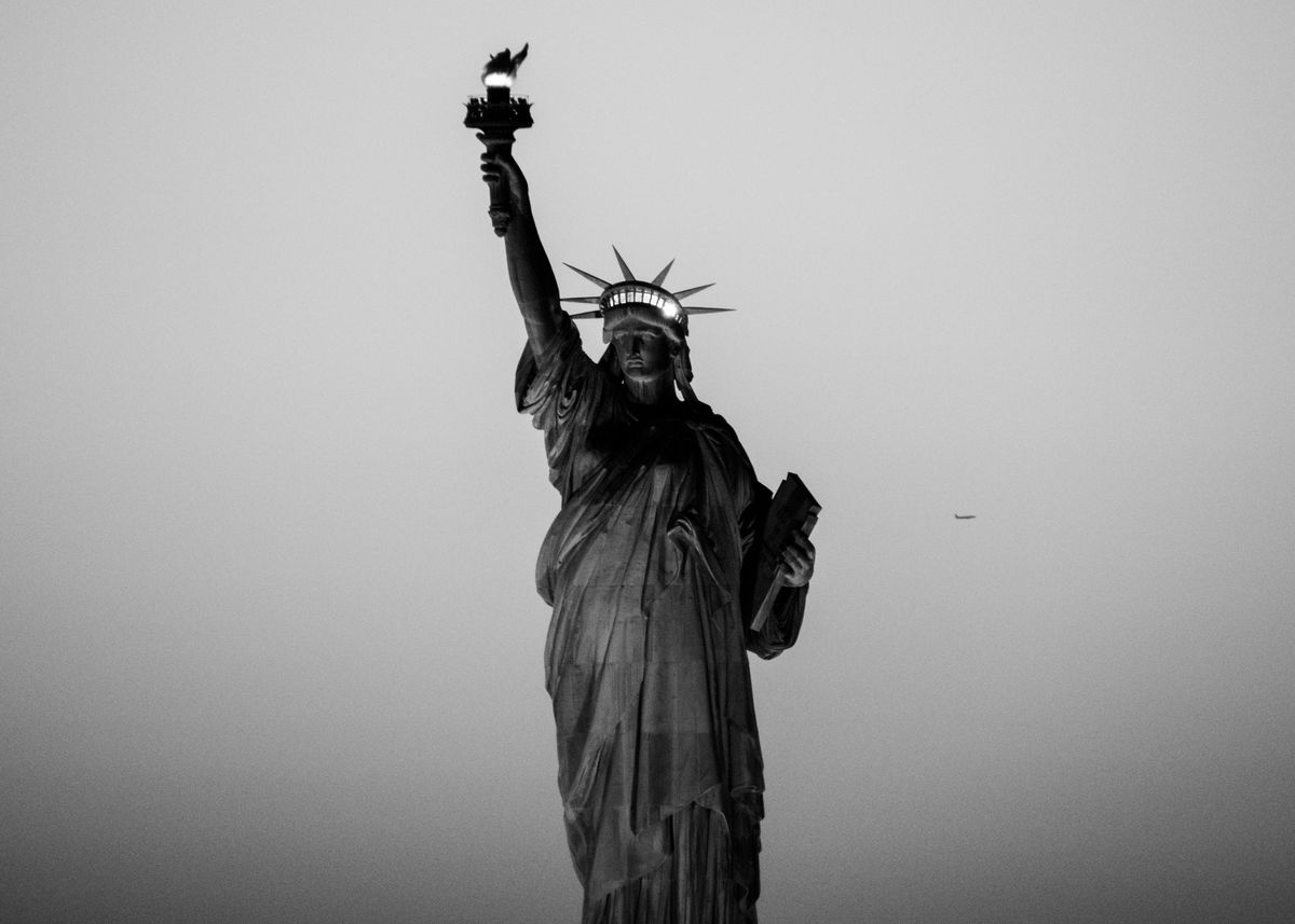 Статуя свободы в черно белом Красном цвете