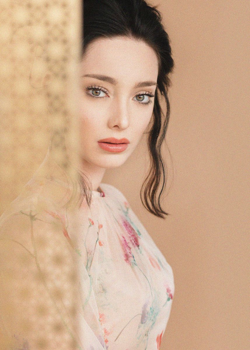 Emma Dumont Hollywoo Poster By Guoart Displate